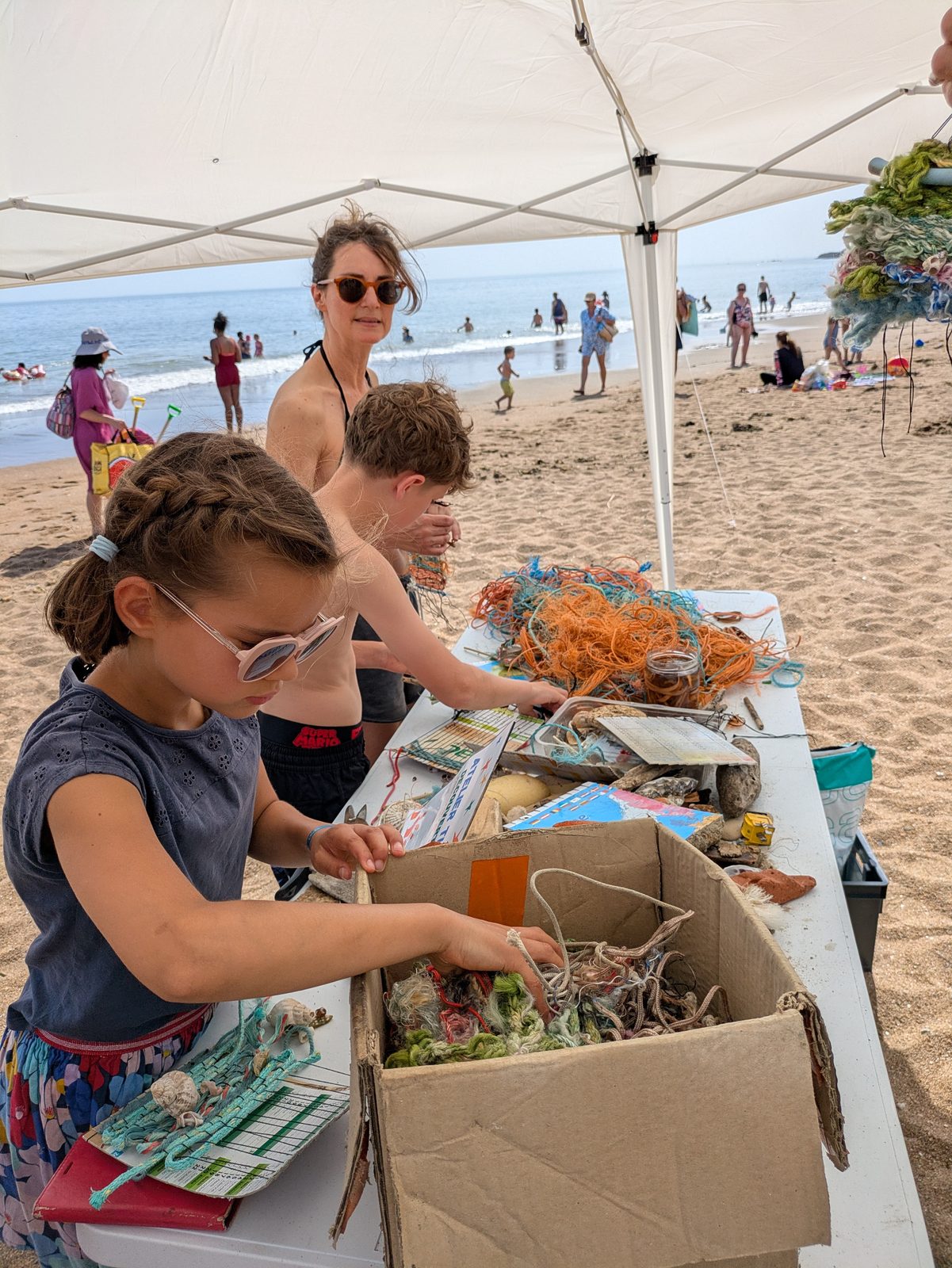 Atelier de tissage de filets de pêche sur la plage de Saint-Marc-sur-Mer