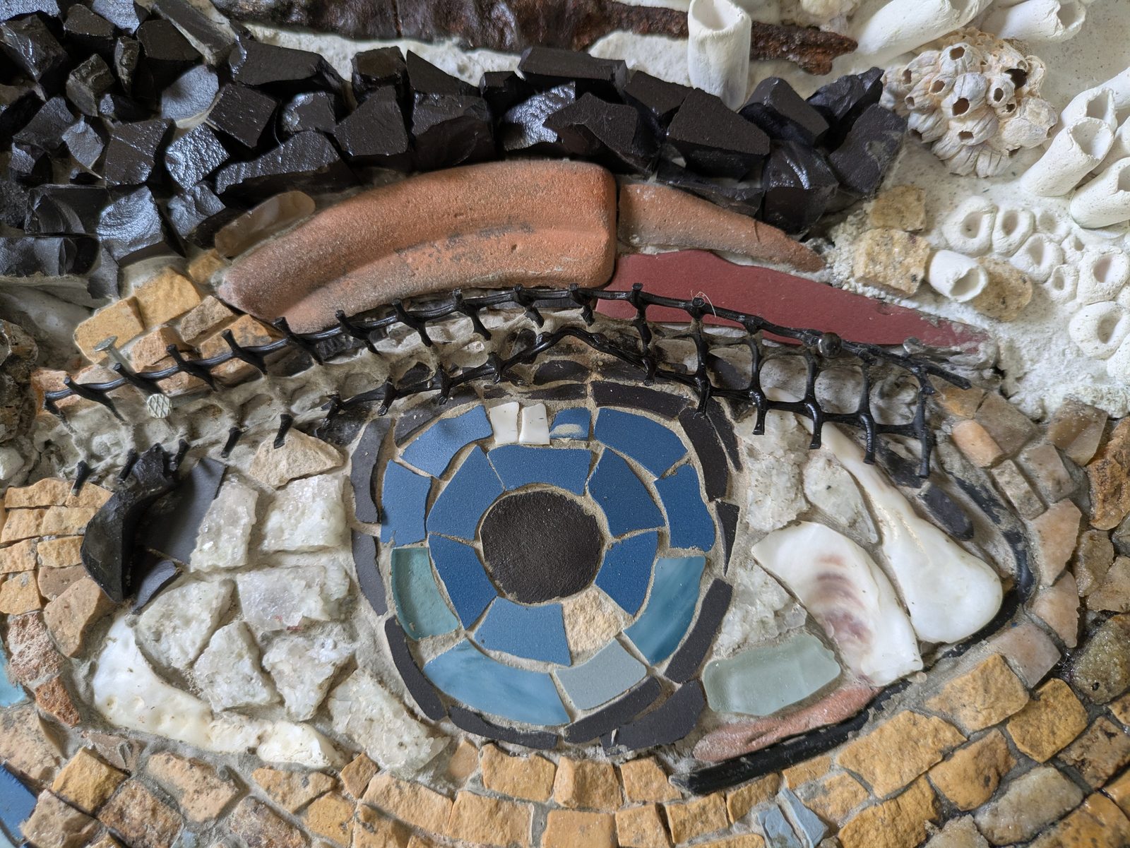 Détail de l'œil en tessères — Fragments marins, ce qui nous lie