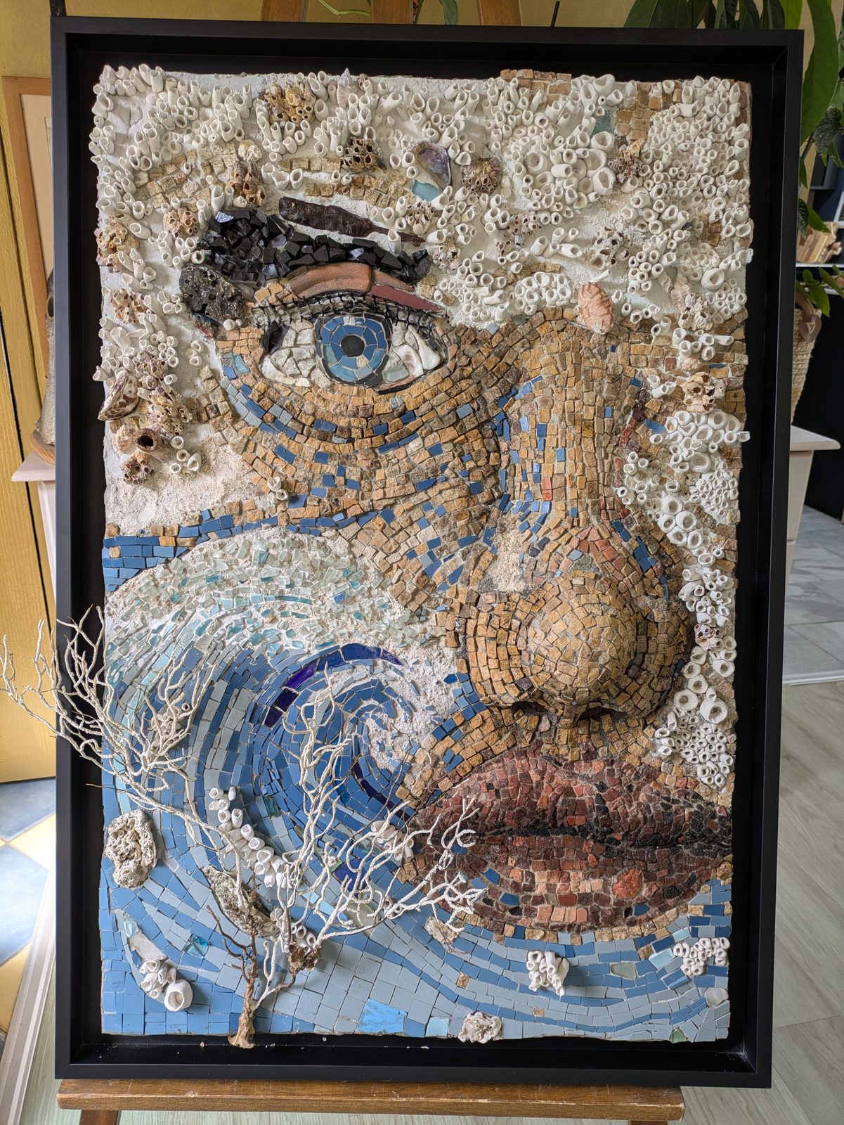 Fragments marins, ce qui nous lie — mosaïque de tessères, coquillages et coraux modelés de Catherine Evette