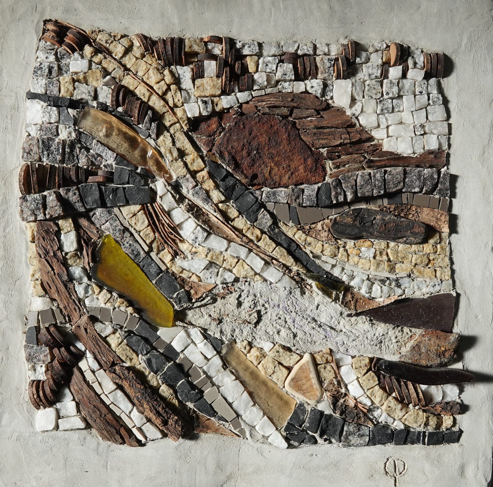 Mosaïque de bois flotté, coquillages et tessères sur ciment