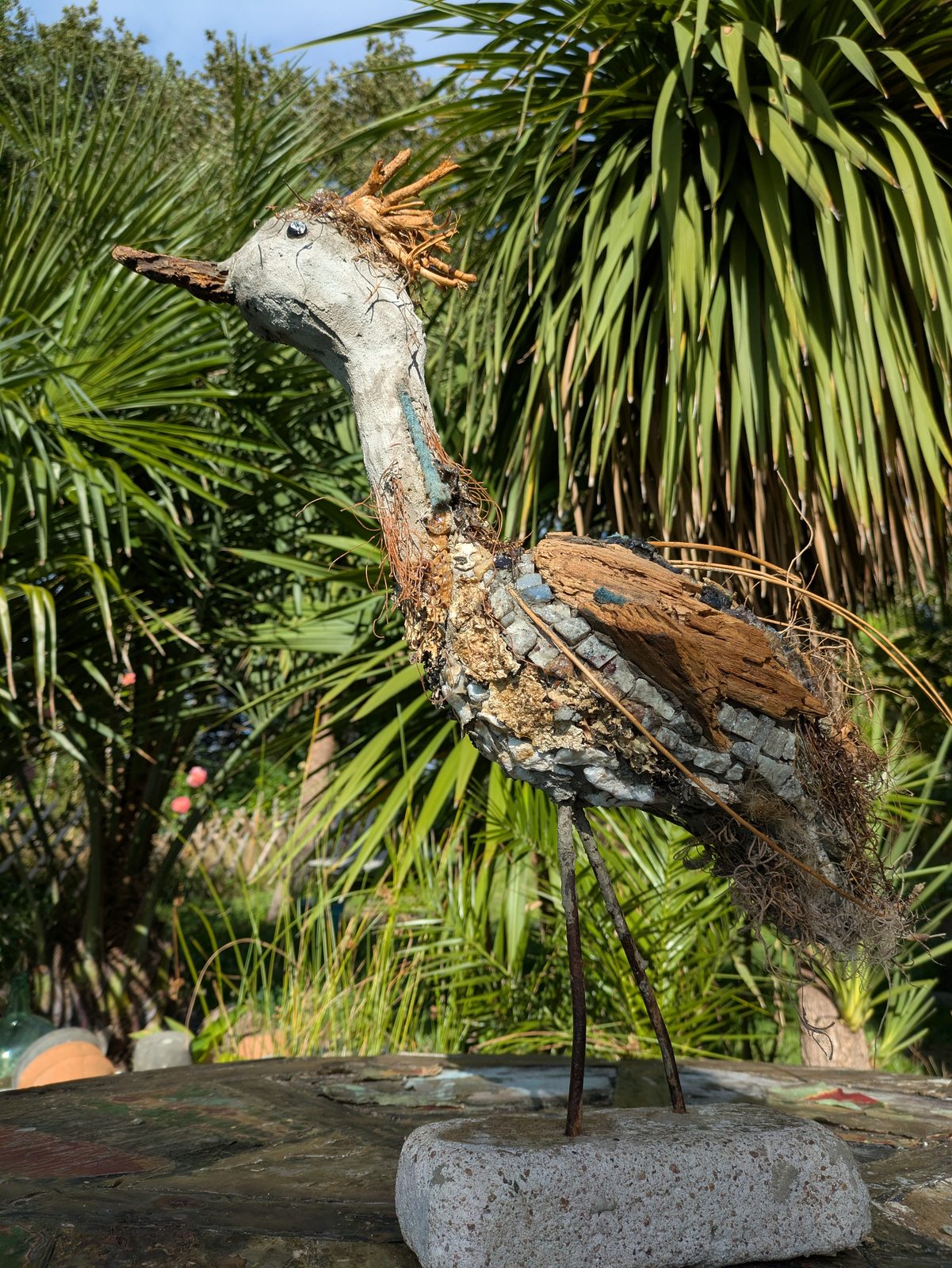 Le Cabonnais, héron sculpté en matériaux glanés sur le rivage