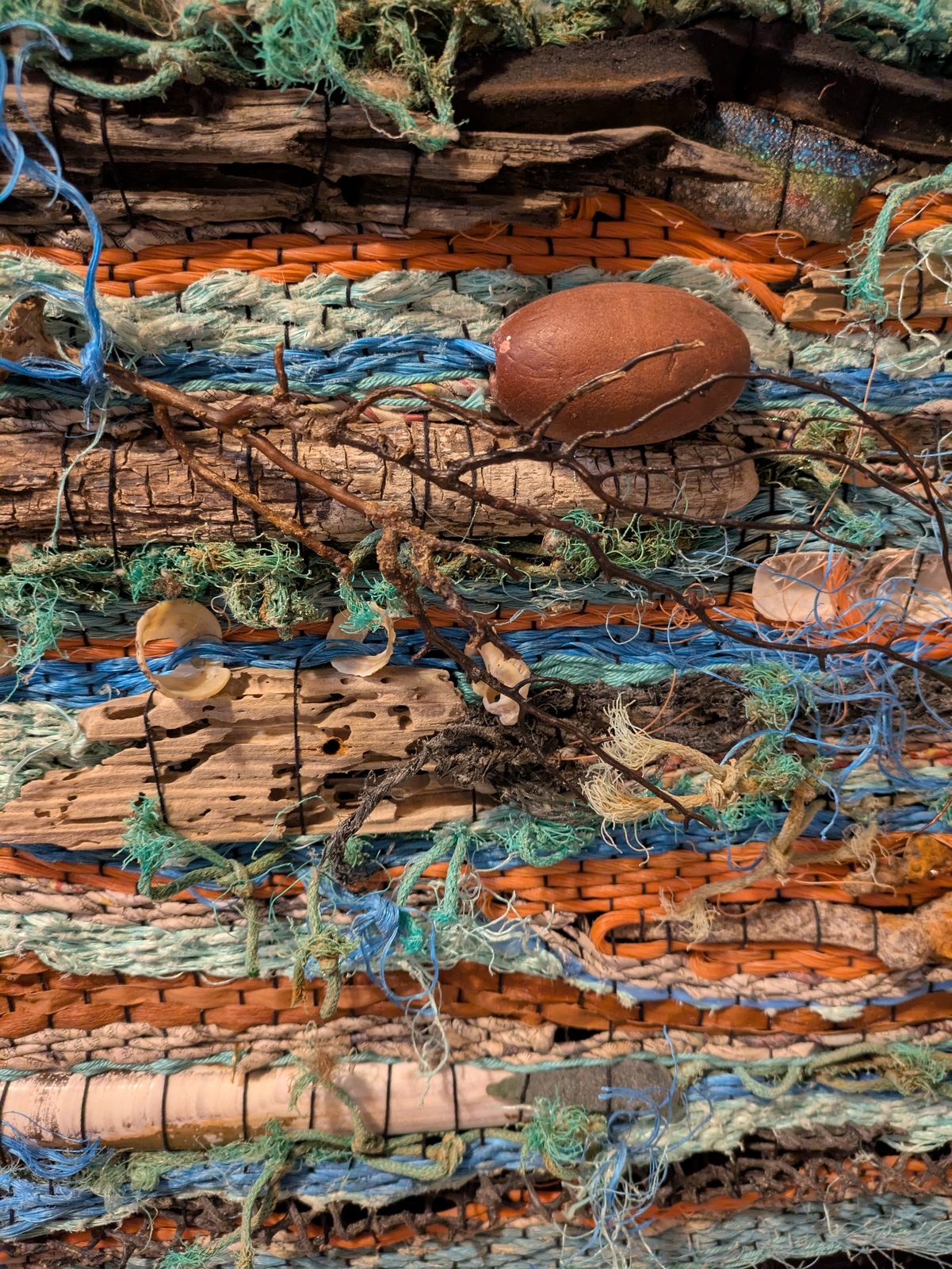 Détail d'un tissage de cordages et de filets de pêche récupérés